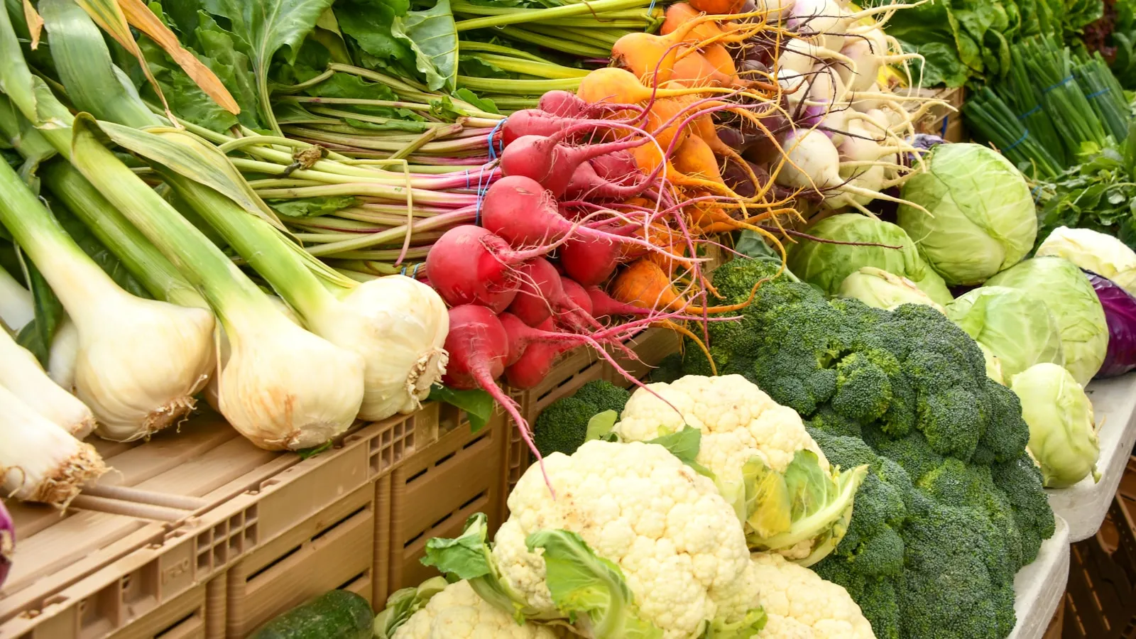 Verse groenten op een markttafel: venkel, bieten, wortels, bloemkool en broccoli.