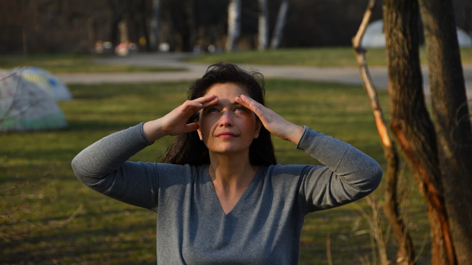 Vrouw bedekt haar gezicht met haar handen van vermoeidheid.