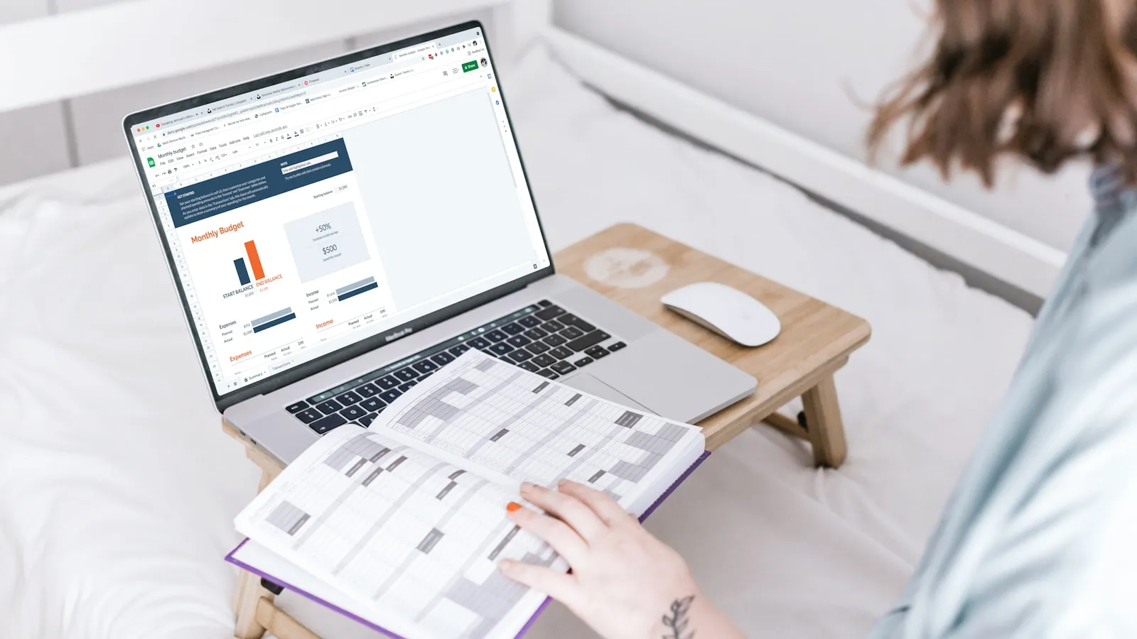 Vrouw plant haar agenda met een laptop en papieren planner.