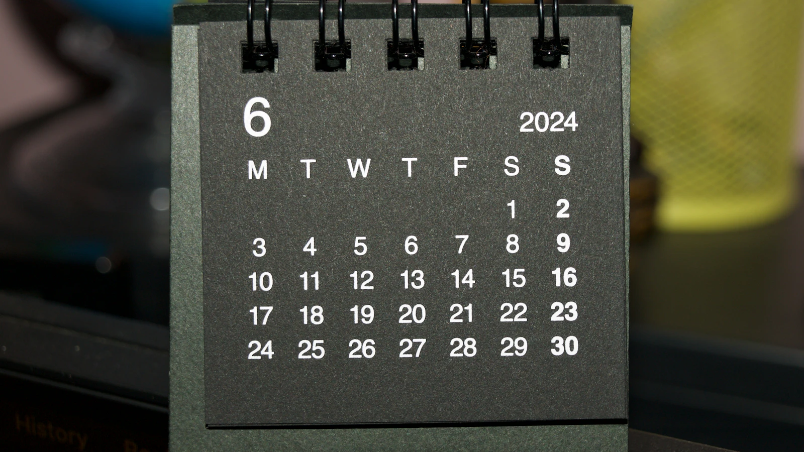 Kleine kalender op een tafel bij daglicht.