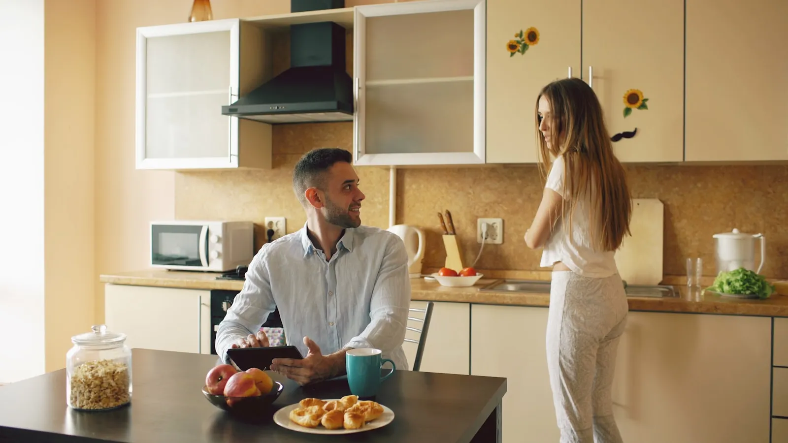 Stel praat samen in de keuken tijdens het ontbijt.