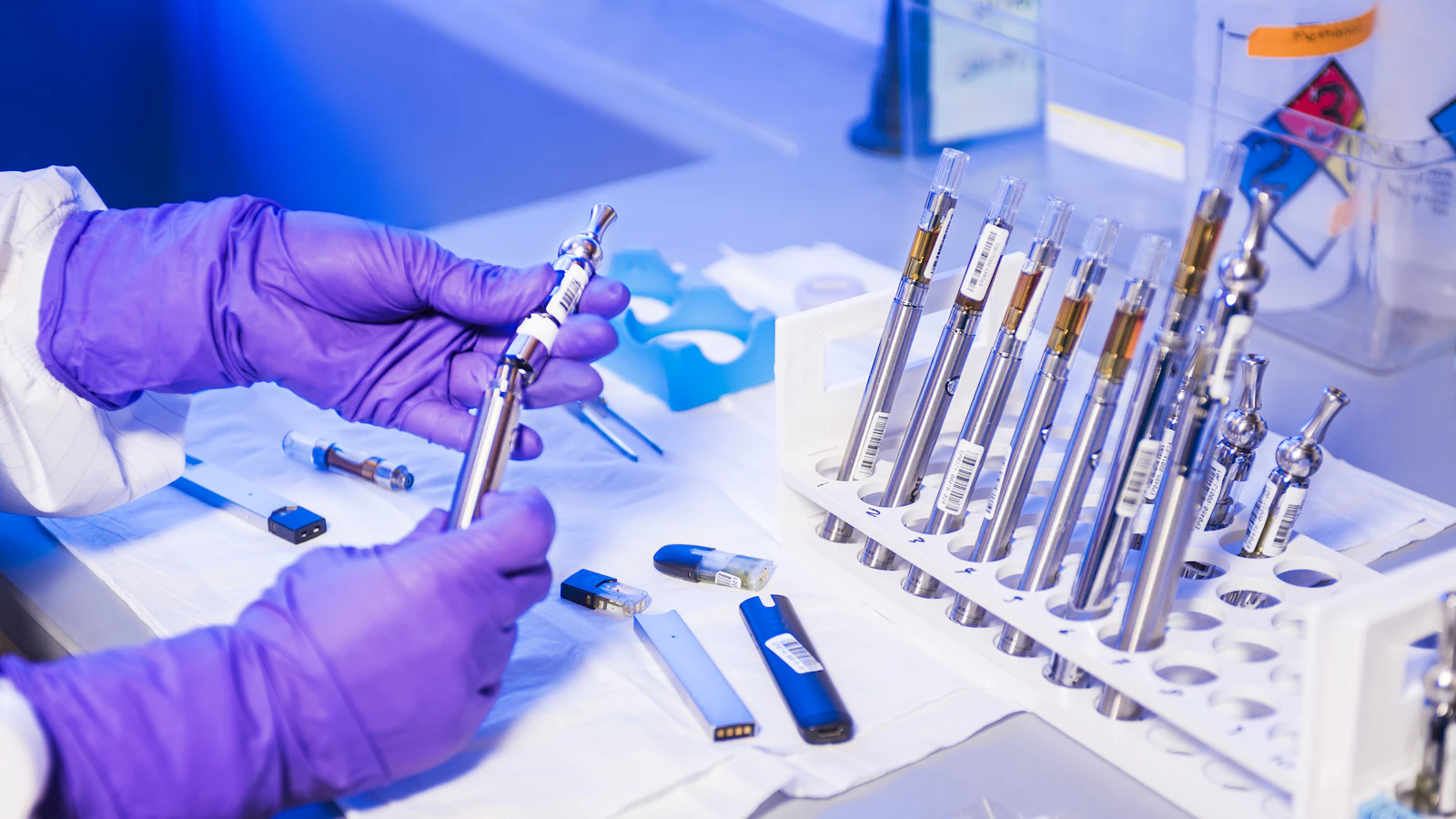 Een buisje wordt vastgehouden voor laboratoriumonderzoek.