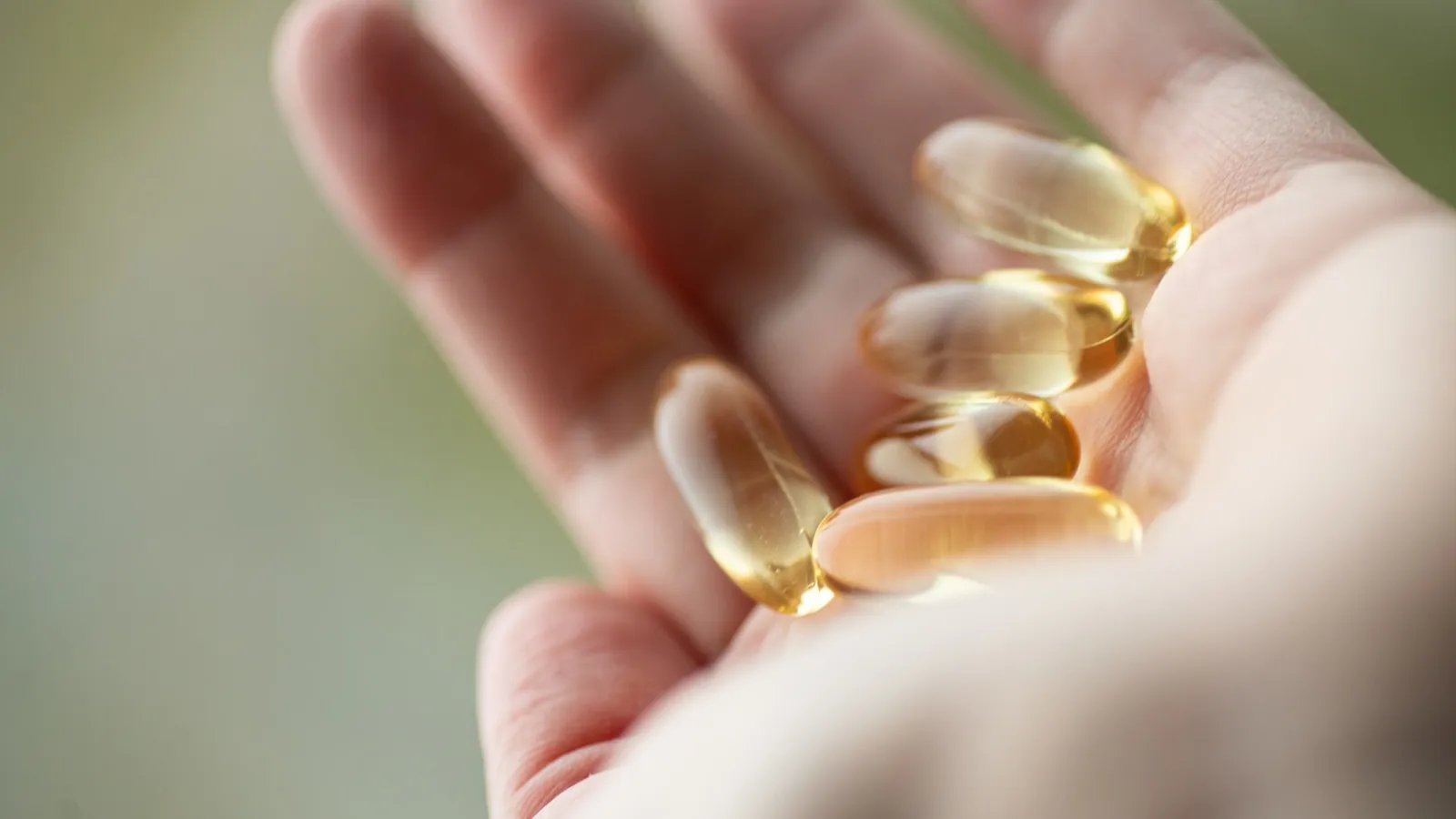 Vrouw bekijkt haar bloedwaarden voor vitamines en mineralen op een tablet